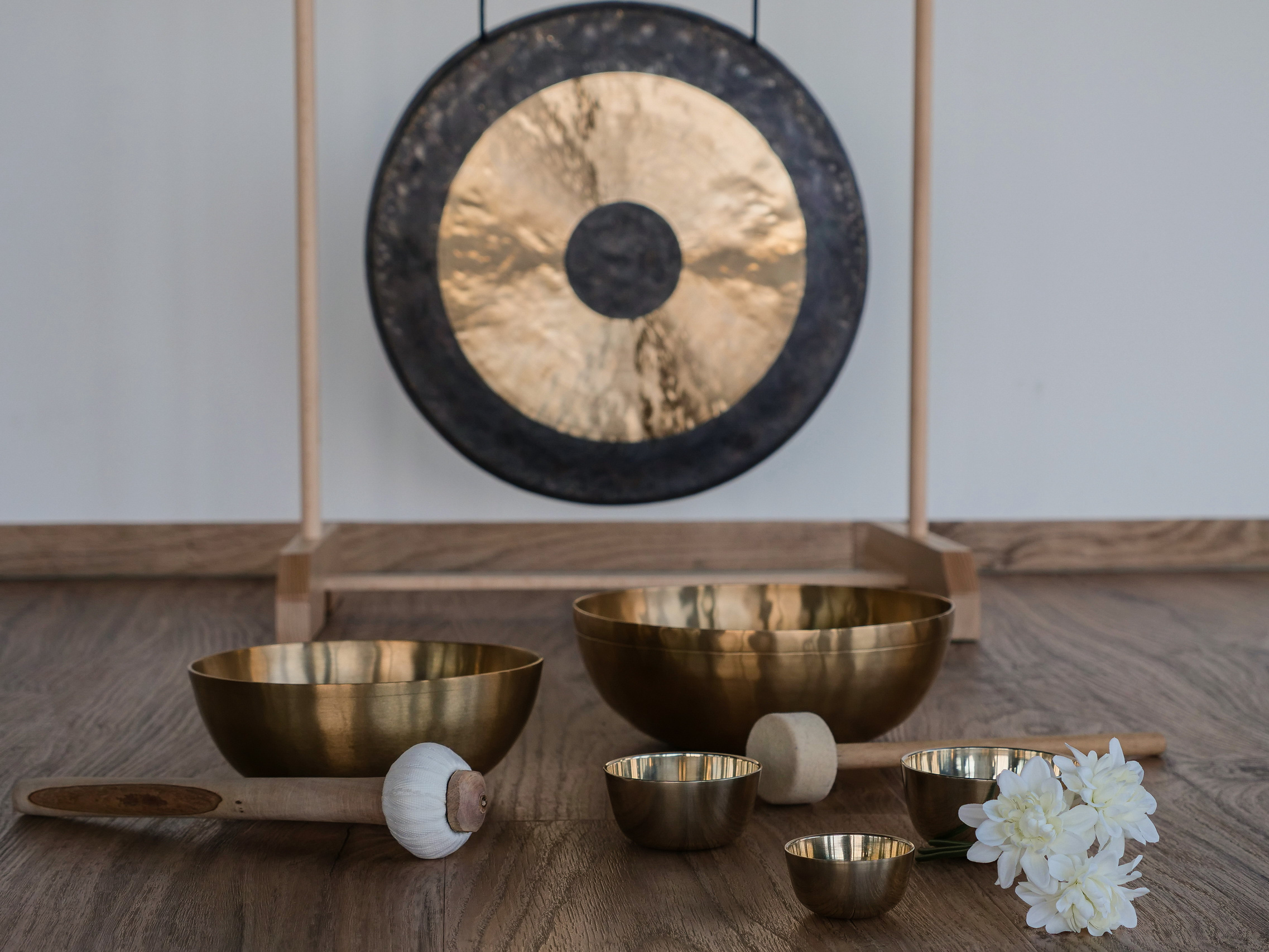 Gong and five singing bowls